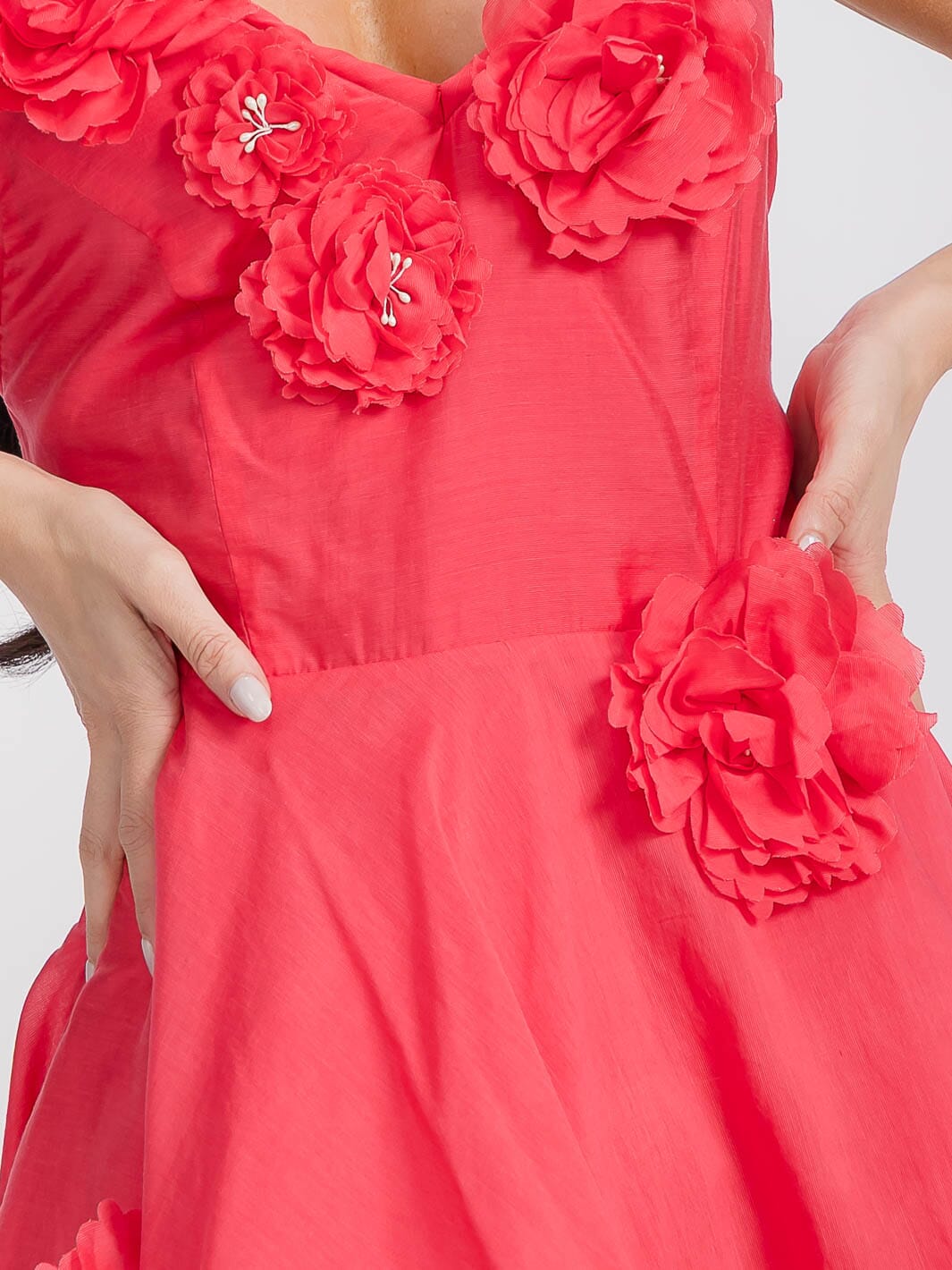 WOMEN'S SLEEVELESS V-NECK OPEN BACK FLOWER DETAILED FIT & FLARE MINI DRESS