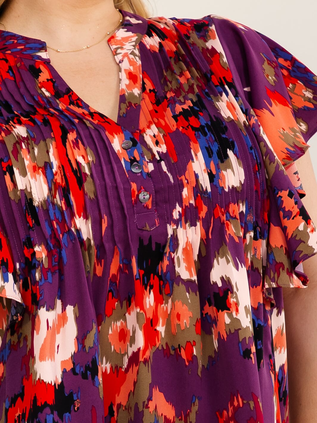 PLUS SIZE SHORT SLEEVE V-NECK MULTI PRINT PLEATED BLOUSE