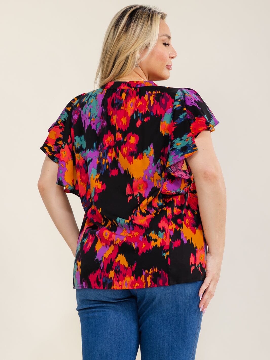 PLUS SIZE SHORT SLEEVE V-NECK MULTI PRINT PLEATED BLOUSE