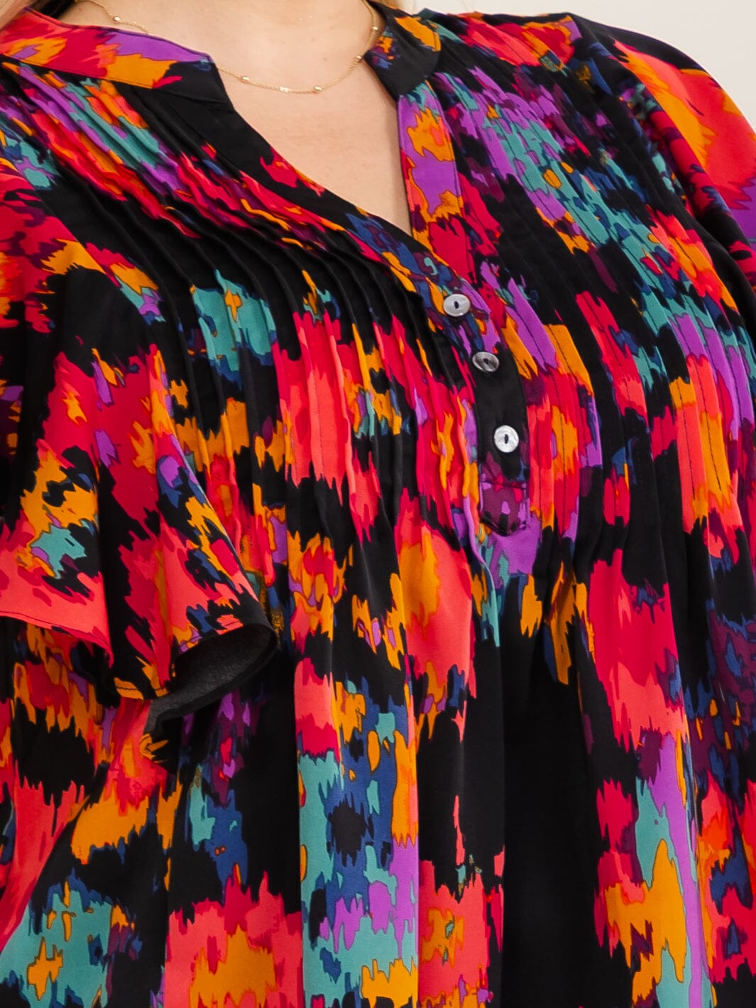 PLUS SIZE SHORT SLEEVE V-NECK MULTI PRINT PLEATED BLOUSE