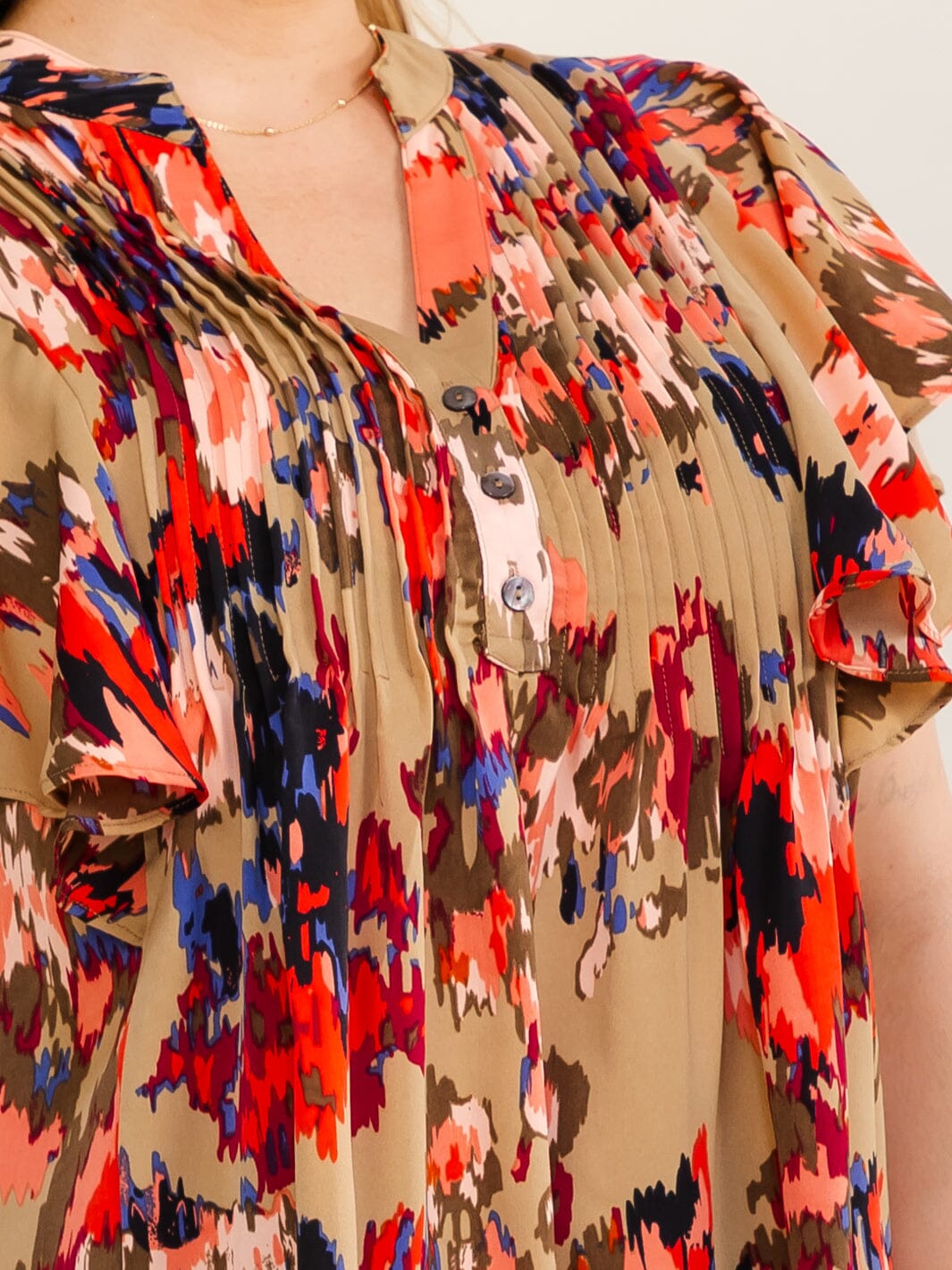 PLUS SIZE SHORT SLEEVE V-NECK MULTI PRINT PLEATED BLOUSE