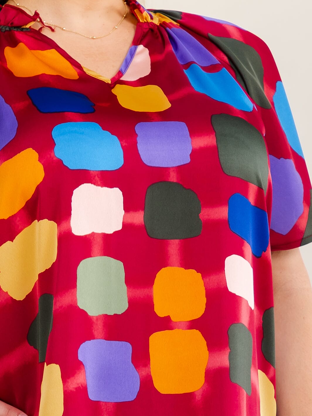 PLUS SIZE SHORT SLEEVE V-NECK MULTI PRINT BLOUSE