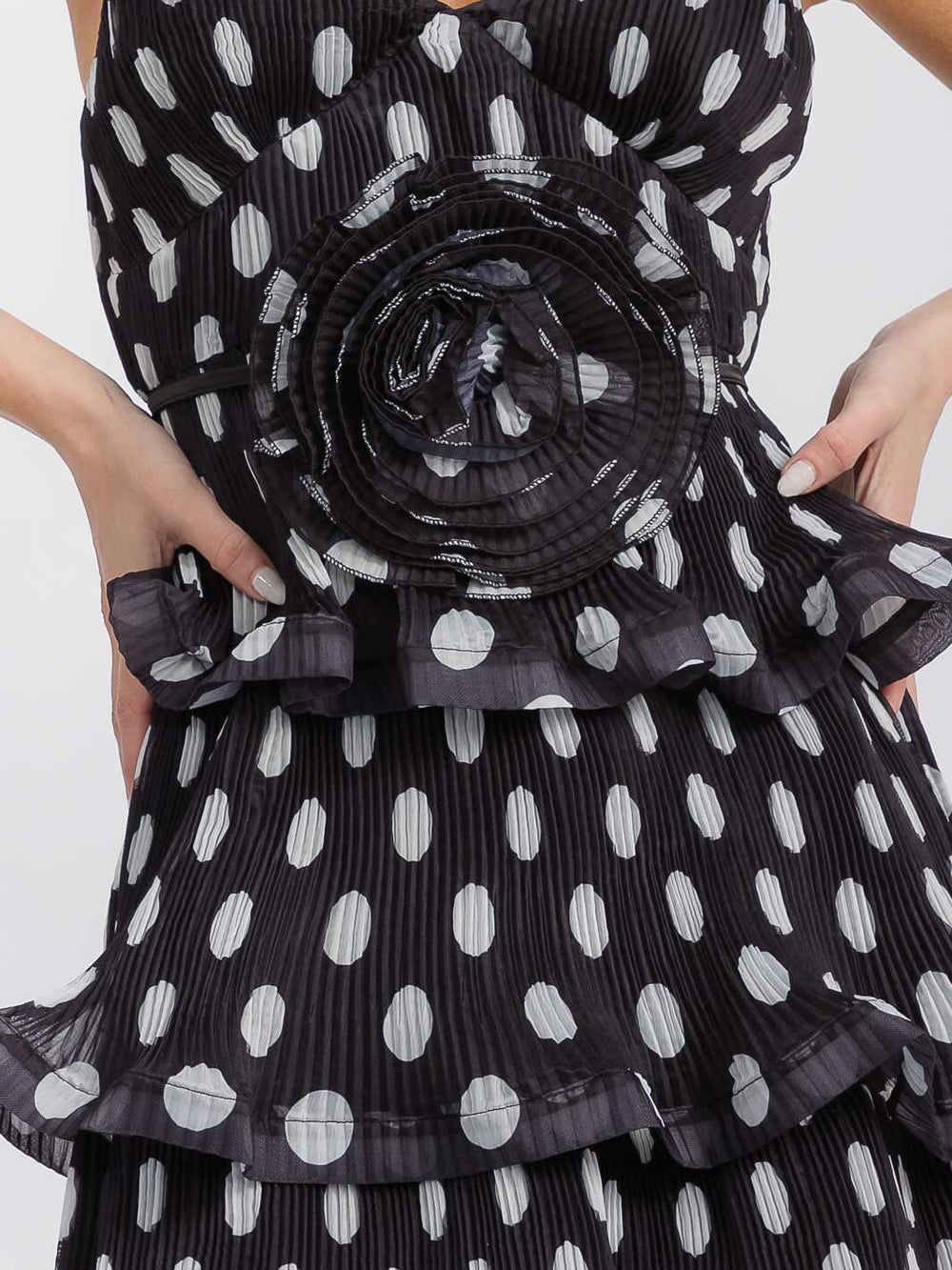 WOMEN'S SLEEVELESS V-NECK TIERED FLOWER DETAILED POLKA DOTS MIDI DRESS