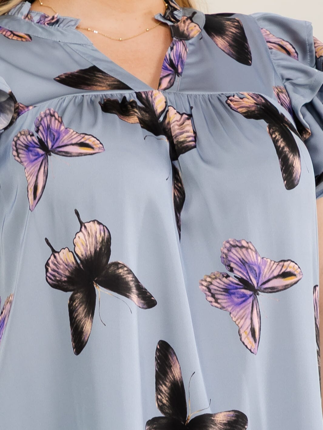 PLUS SIZE SHORT SLEEVE V-NECK RUFFLE BUTTERFLY PRINT BLOUSE