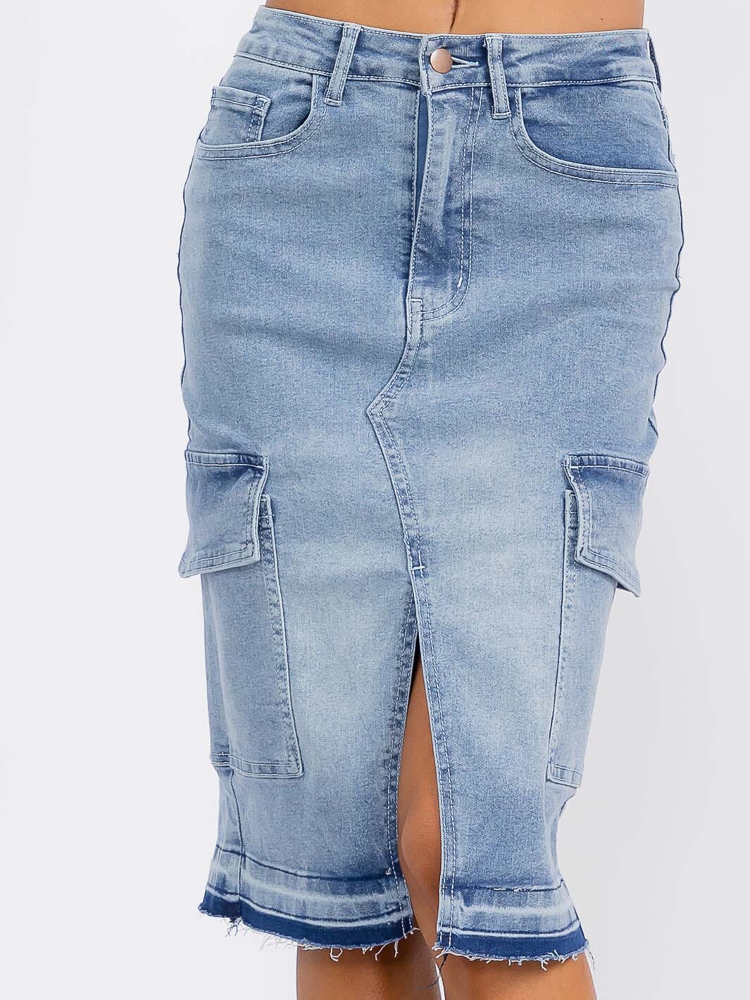 WOMEN'S BUTTON CLOSURE FRONT SLIT CARGO POCKETS WASHED DENIM MIDI SKIRT
