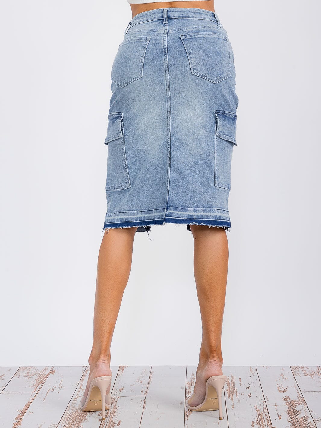 WOMEN'S BUTTON CLOSURE FRONT SLIT CARGO POCKETS WASHED DENIM MIDI SKIRT