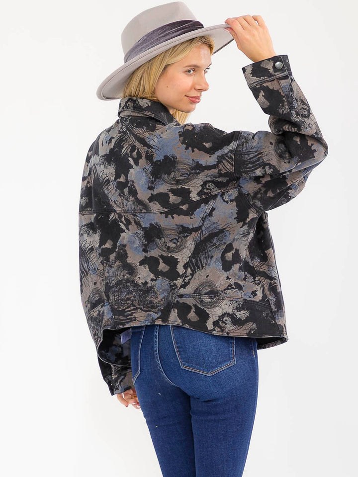 WOMEN'S LONG SLEEVE BUTTON CLOSURE FRONT POCKETS PRINT DENIM JACKET