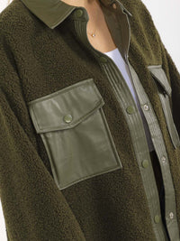 WOMEN'S LONG SLEEVE BUTTON CLOSURE FRONT POCKETS SHERPA PU CONTRAST JACKET