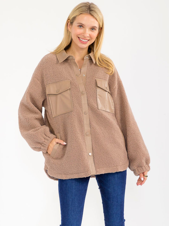 WOMEN'S LONG SLEEVE BUTTON CLOSURE FRONT POCKETS SHERPA PU CONTRAST JACKET