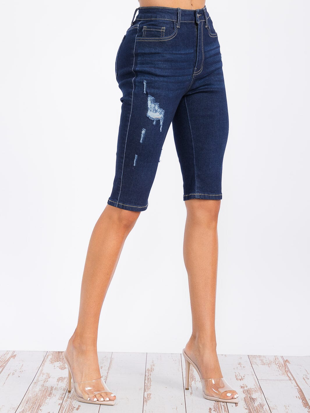 WOMEN'S BUTTON CLOSURE POCKETS DISTRESS DENIM BERMUDA SHORT