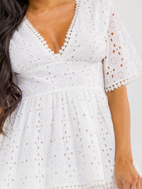 WOMEN'S SHORT SLEEVE V-NECK TIERED EYELET DETAILED MINI DRESS