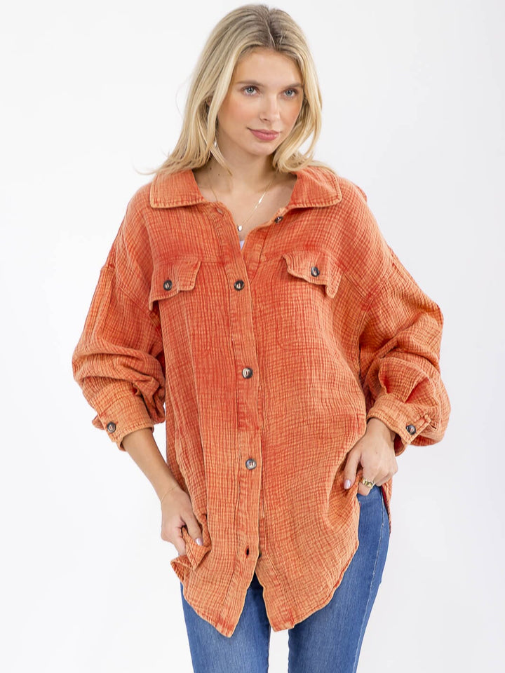 WOMEN'S LONG SLEEVE BUTTON UP FRONT POCKETS WASHED OVERSIZED SHIRT