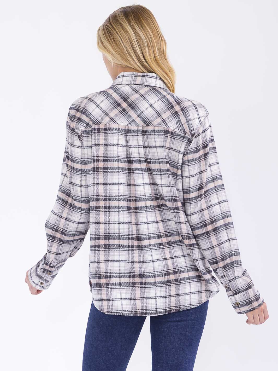 WOMEN'S LONG SLEEVE BUTTON CLOSURE FRONT POCKET PLAID SHIRT