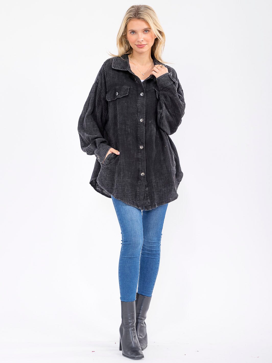 WOMEN'S LONG SLEEVE BUTTON UP FRONT POCKETS WASHED OVERSIZED SHIRT