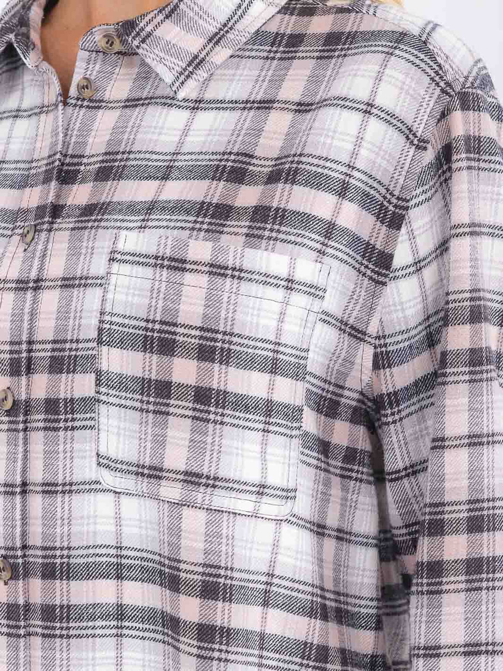 WOMEN'S LONG SLEEVE BUTTON CLOSURE FRONT POCKET PLAID SHIRT