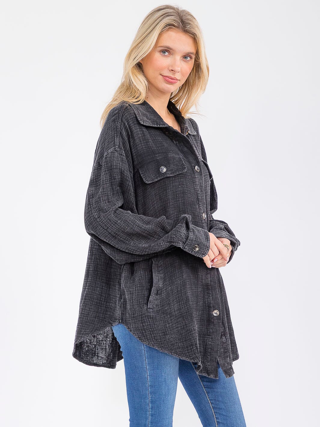 WOMEN'S LONG SLEEVE BUTTON UP FRONT POCKETS WASHED OVERSIZED SHIRT