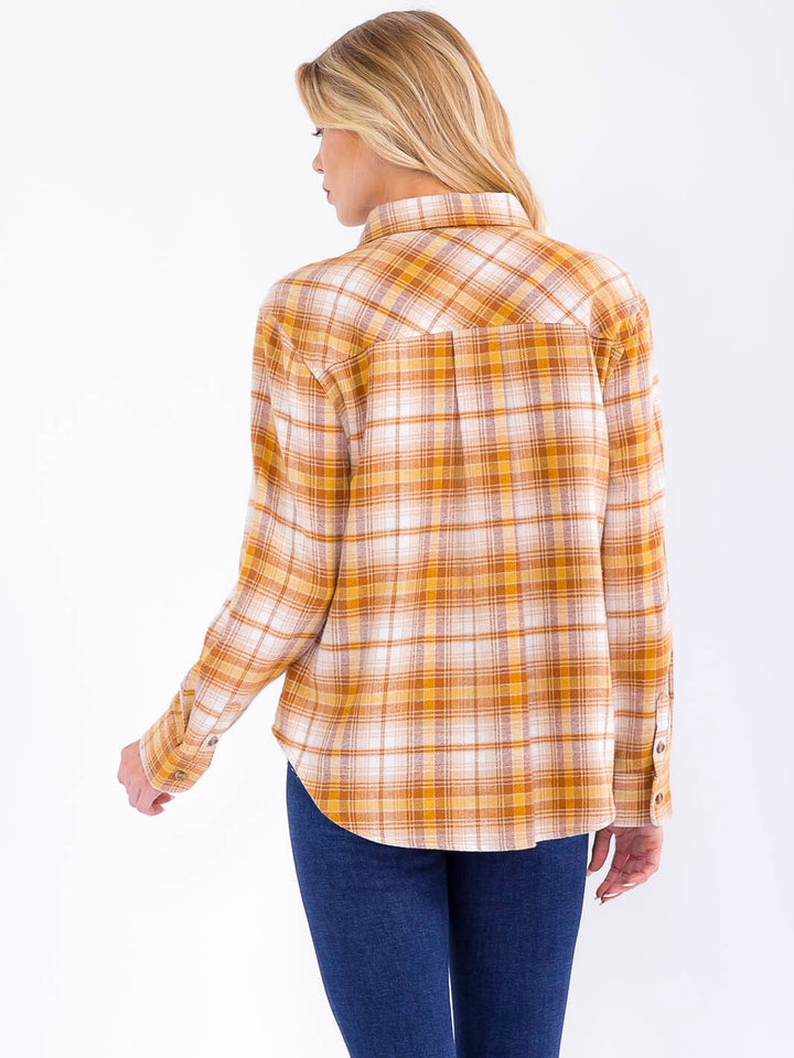 WOMEN'S LONG SLEEVE BUTTON CLOSURE FRONT POCKET PLAID SHIRT