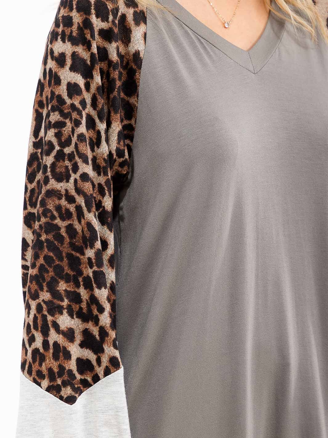 WOMEN'S LONG SLEEVE ANIMAL PRINT COLORBLOCK V-NECK TUNIC TOP