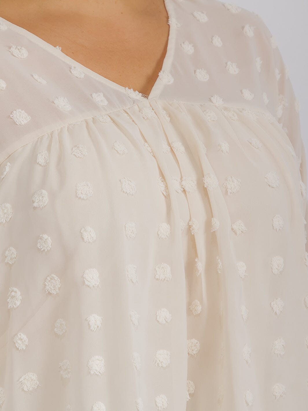 PLUS SIZE LONG SLEEVE V-NECK SWISS DETAILED BLOUSE