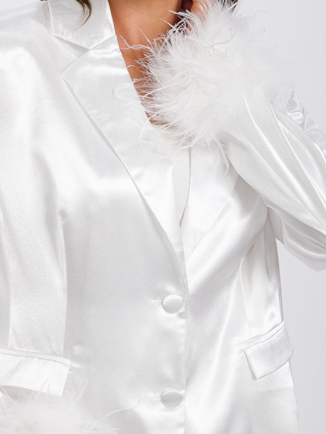 WOMEN'S LONG SLEEVE BUTTON CLOSURE FRONT POCKETS FEATHER DETAILED BLAZER