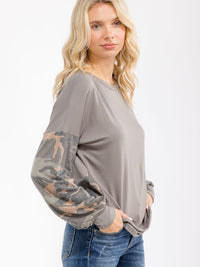WOMEN'S LONG SLEEVE CAMO PRINT CONTRAST LOOSE FIT TOP