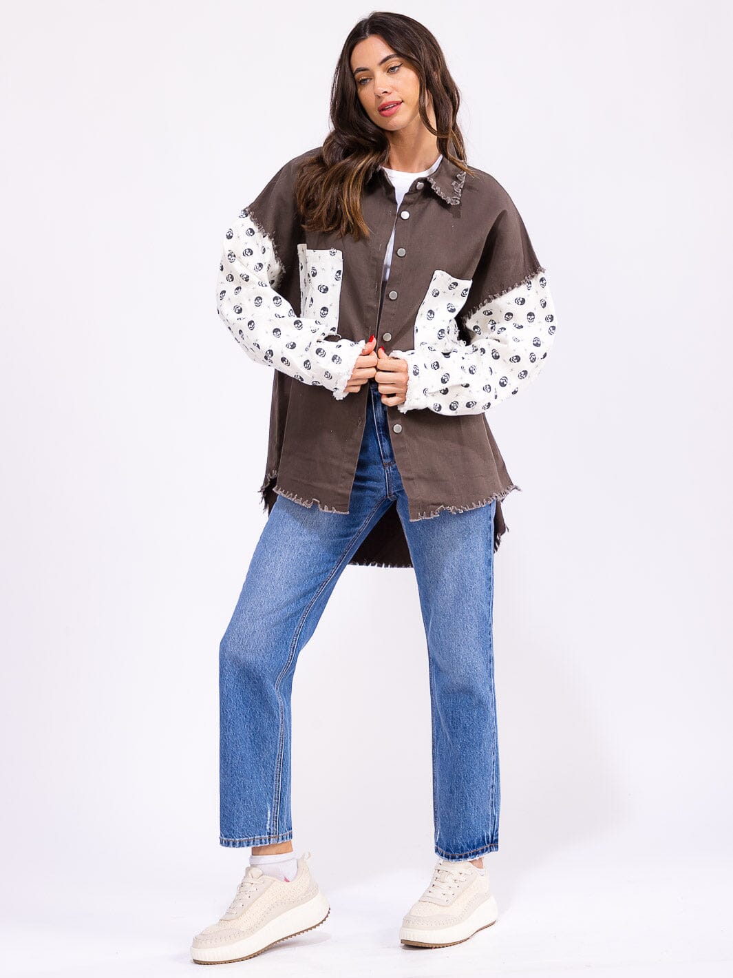 WOMEN'S LONG SLEEVE BUTTON CLOSURE FRONT POCKETS HIGH-LOW PRINT DENIM JACKET