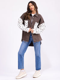 WOMEN'S LONG SLEEVE BUTTON CLOSURE FRONT POCKETS HIGH-LOW PRINT DENIM JACKET