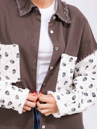 WOMEN'S LONG SLEEVE BUTTON CLOSURE FRONT POCKETS HIGH-LOW PRINT DENIM JACKET