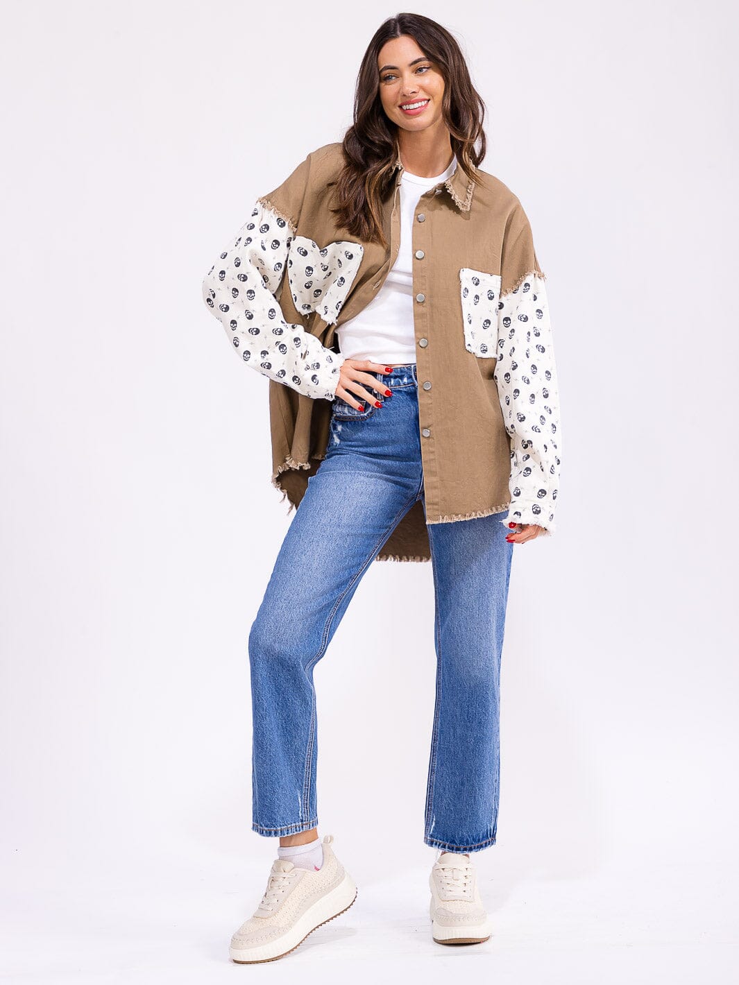 WOMEN'S LONG SLEEVE BUTTON CLOSURE FRONT POCKETS HIGH-LOW PRINT DENIM JACKET