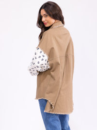WOMEN'S LONG SLEEVE BUTTON CLOSURE FRONT POCKETS HIGH-LOW PRINT DENIM JACKET
