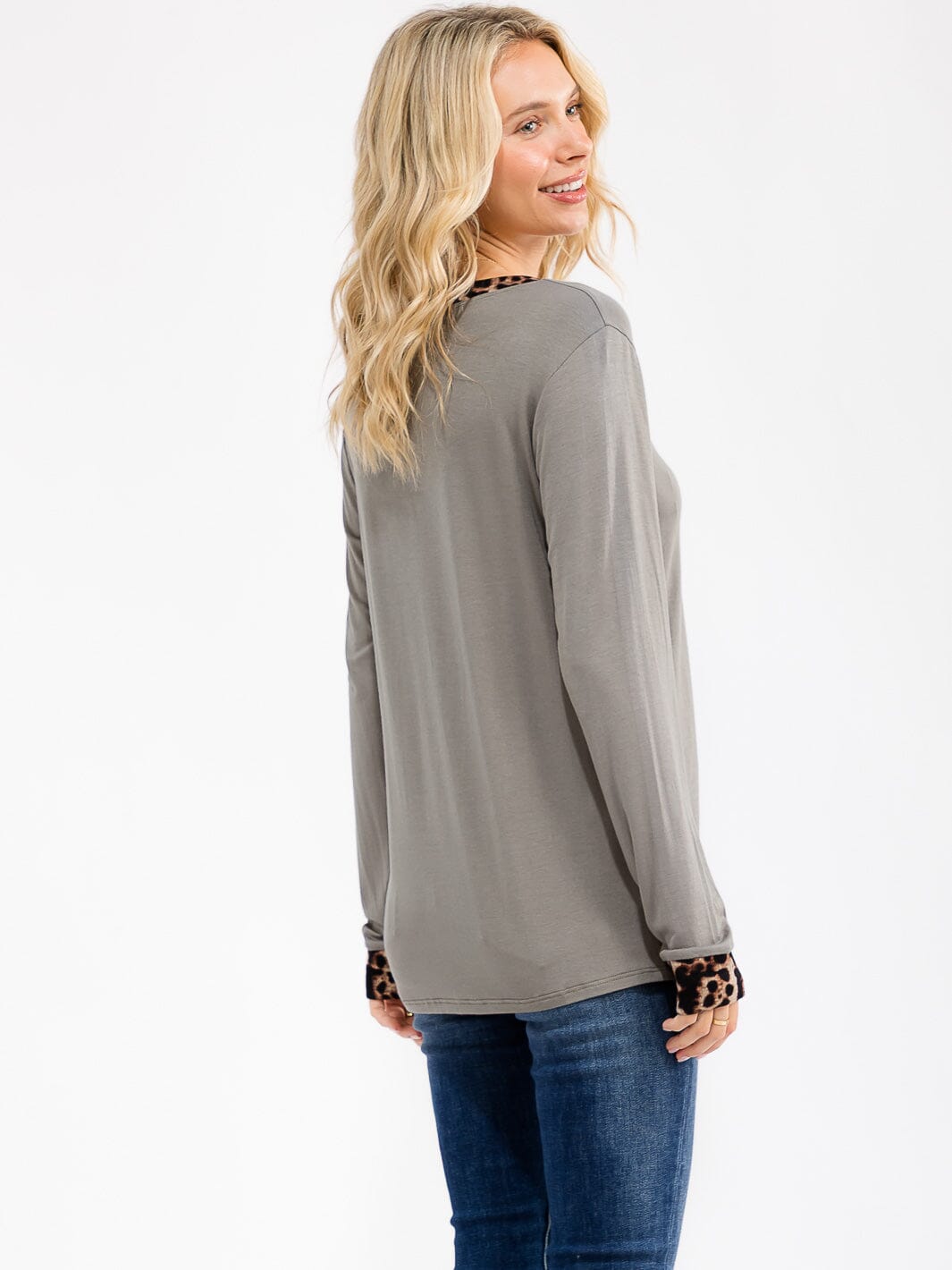 WOMEN'S LONG SLEEVE V-NECK FRONT POCKET ANIMAL PRINT TOP