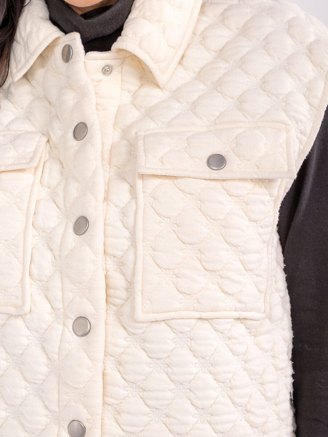 WOMEN'S SLEEVELESS BUTTON CLOSURE FRONT POCKETS DETAILED VEST