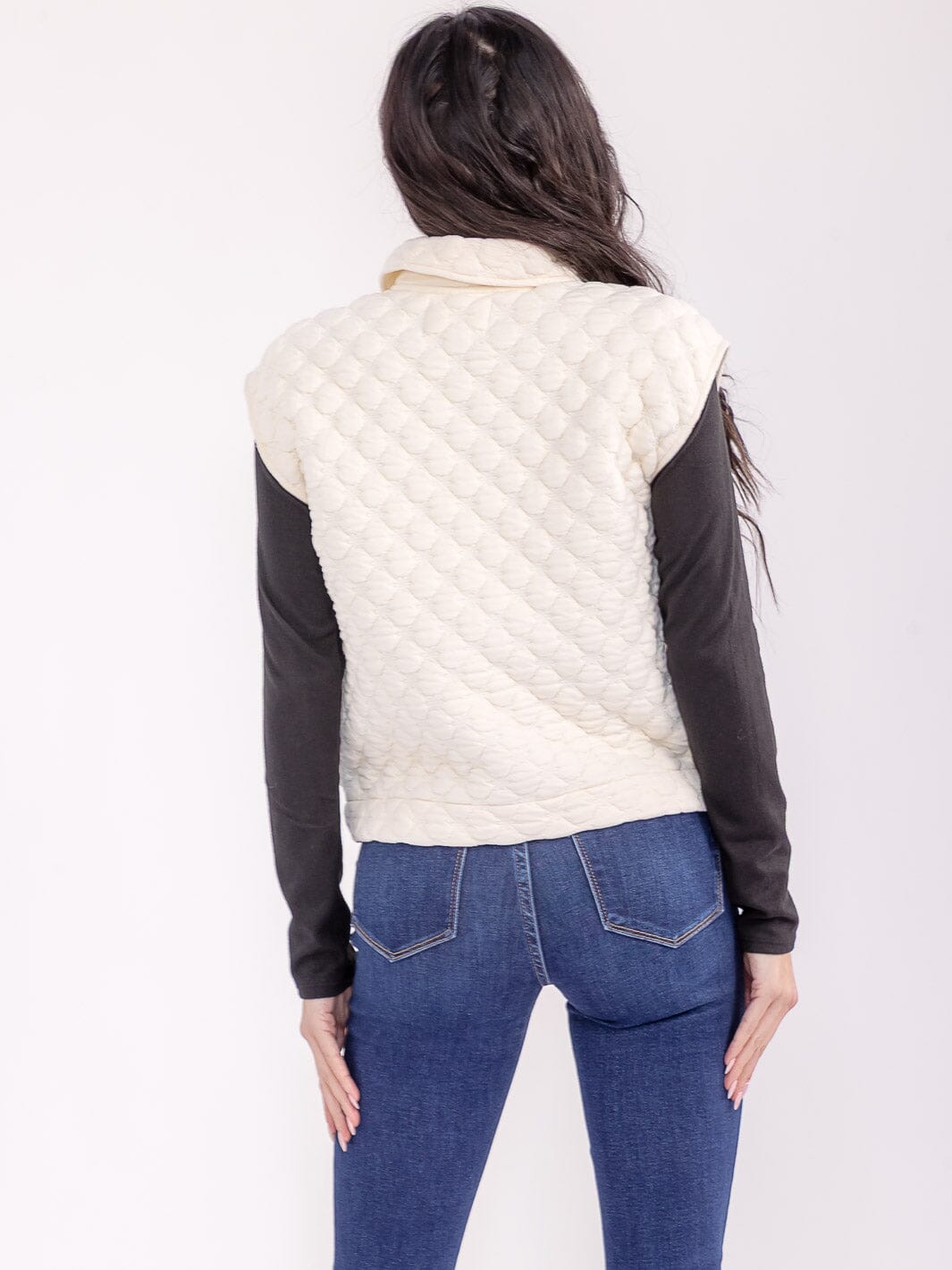 WOMEN'S SLEEVELESS BUTTON CLOSURE FRONT POCKETS DETAILED VEST