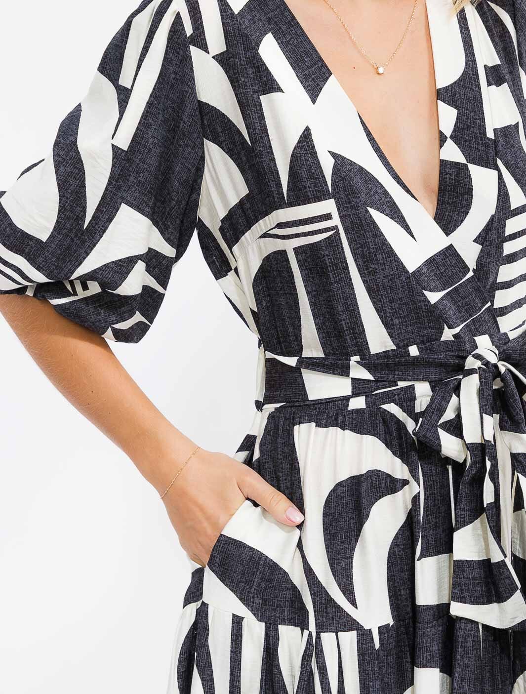 WOMEN'S SHORT PUFF SLEEVE ELASTIC WAIST SURPLICE SELF TIE TIERED PRINT MAXI DRESS