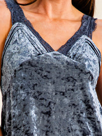 ENTRO WOMEN'S SLEEVELESS V-NECK LACE DETAILED VELVET TOP