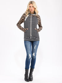 WOMEN'S LONG SLEEVE FRONT POCKETS CONTRAST PRINT HOODED PULLOVER SWEATER
