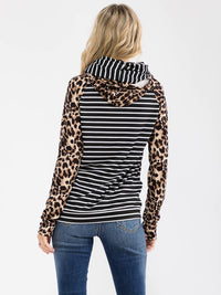 WOMEN'S LONG SLEEVE FRONT POCKETS CONTRAST PRINT HOODED PULLOVER SWEATER
