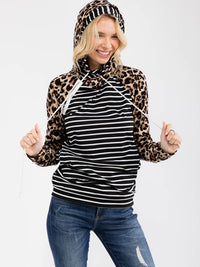 WOMEN'S LONG SLEEVE FRONT POCKETS CONTRAST PRINT HOODED PULLOVER SWEATER