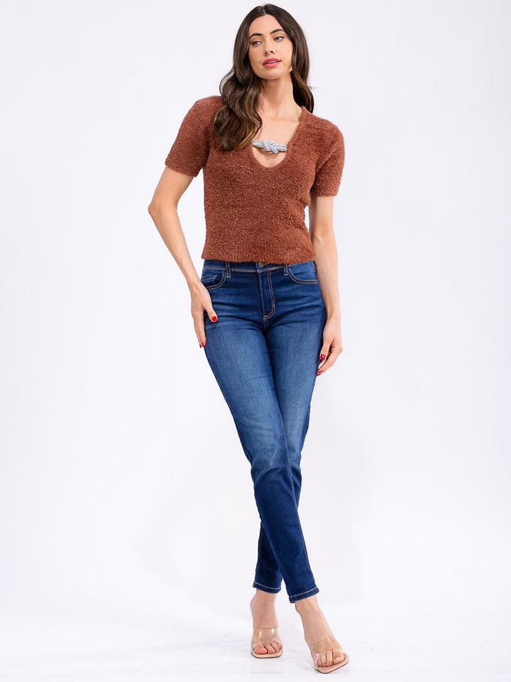 WOMEN'S SHORT SLEEVE V-NECK FUZZY DETAILED TOP