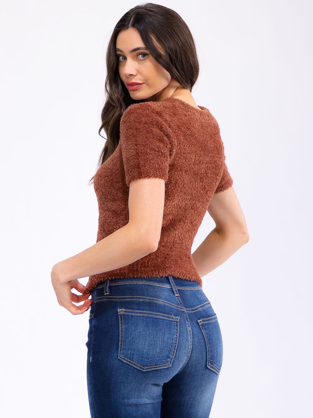 WOMEN'S SHORT SLEEVE V-NECK FUZZY DETAILED TOP