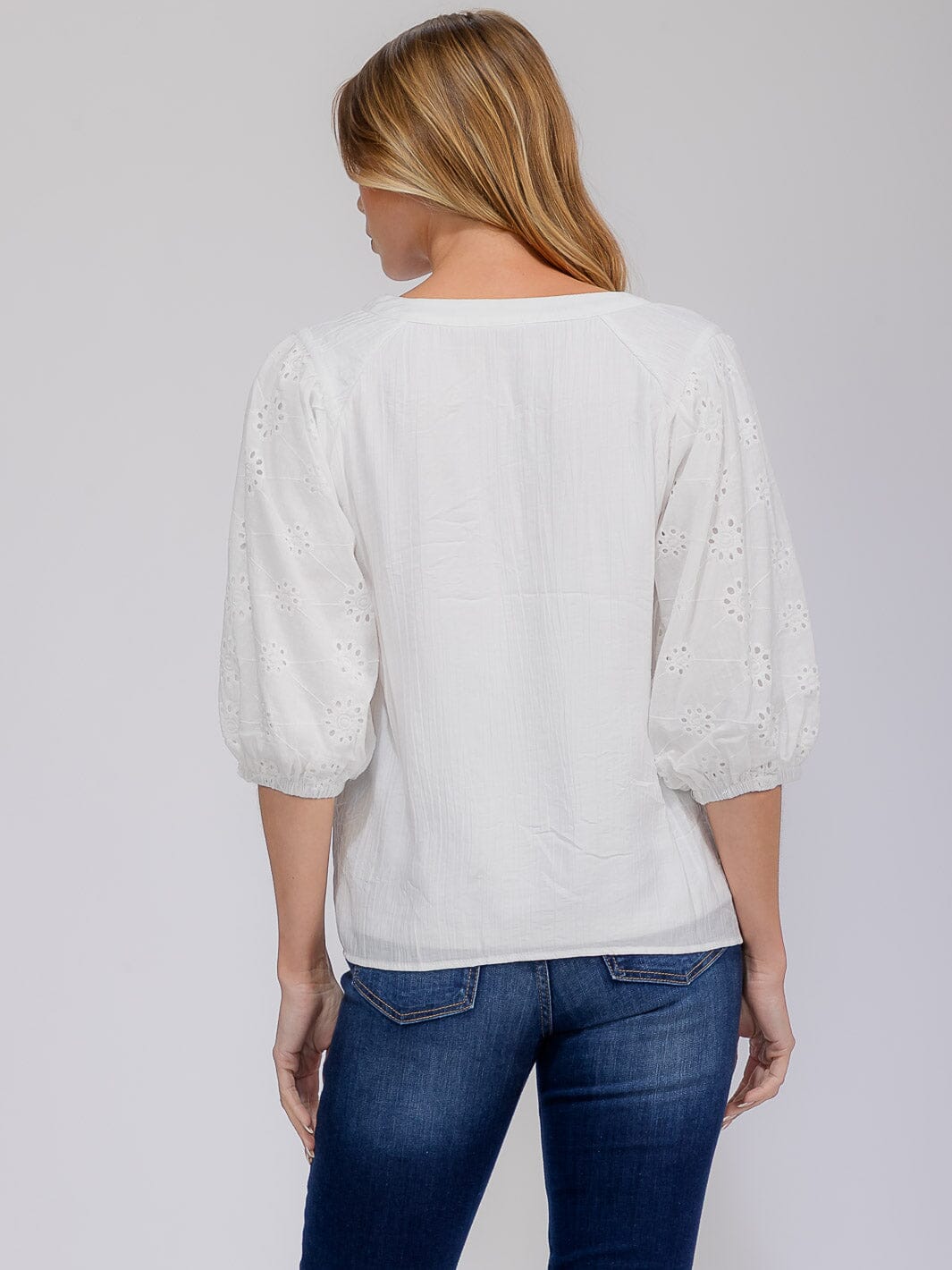 WOMEN'S SHORT EYELET SLEEVE V-NECK BLOUSE