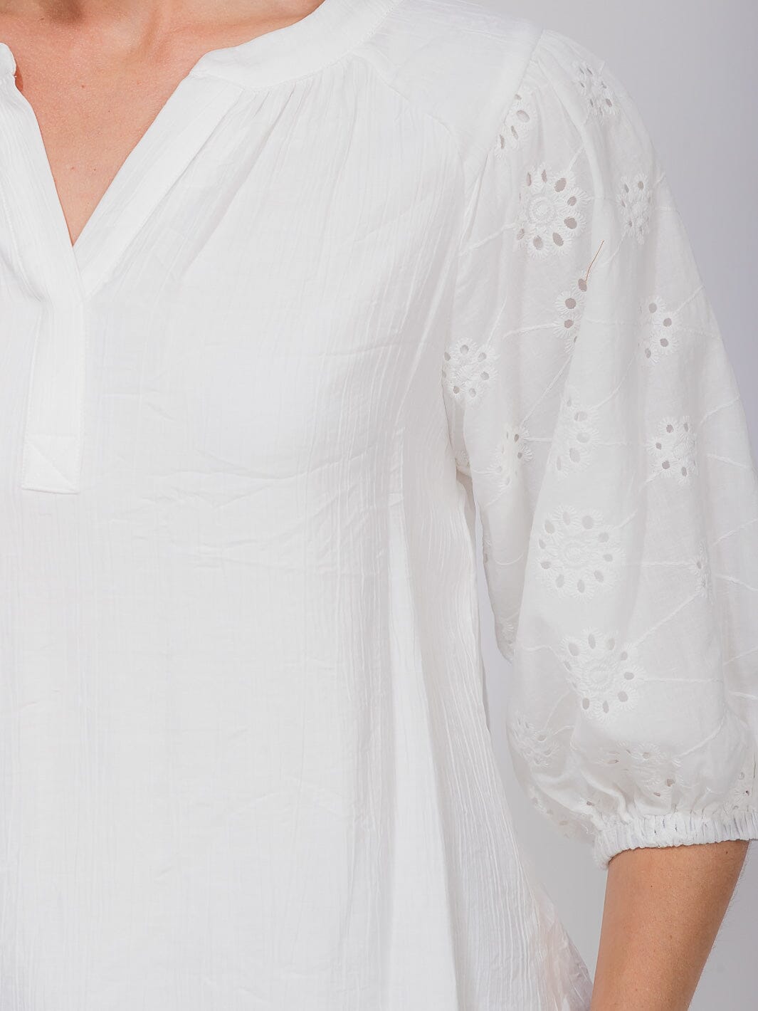 WOMEN'S SHORT EYELET SLEEVE V-NECK BLOUSE