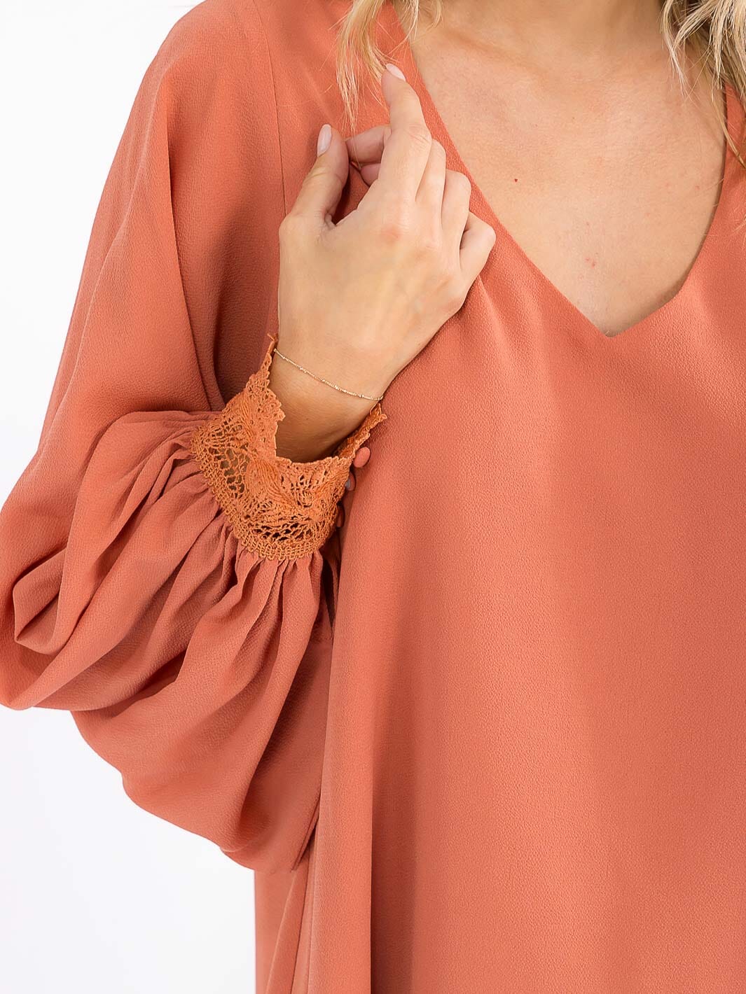 WOMEN'S LONG SLEEVE V-NECK CROCHET DETAILED LOOSE FIT BLOUSE