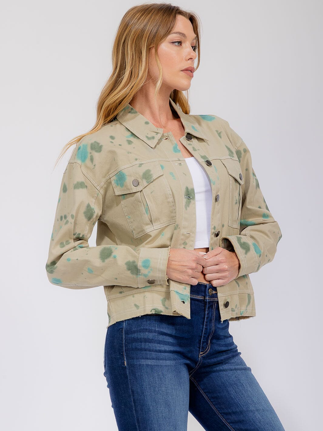 WOMEN'S LONG SLEEVE BUTTON CLOSURE FRONT POCKETS DENIM TIE DYE JACKET