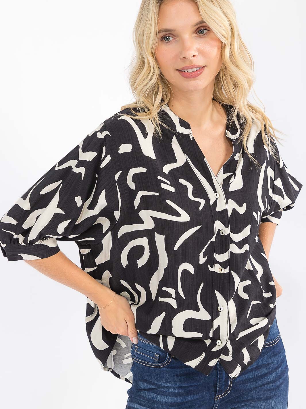 WOMEN'S SHORT SLEEVE HIGH-LOW LOOSE FIT BUTTON UP PRINTED BLOUSE