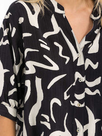 WOMEN'S SHORT SLEEVE HIGH-LOW LOOSE FIT BUTTON UP PRINTED BLOUSE