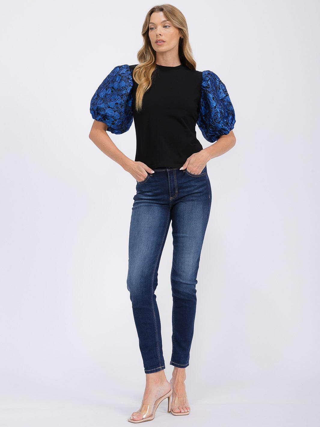 WOMEN'S SHORT PUFF SLEEVE V-NECK FLORAL DETAILED BLOUSE