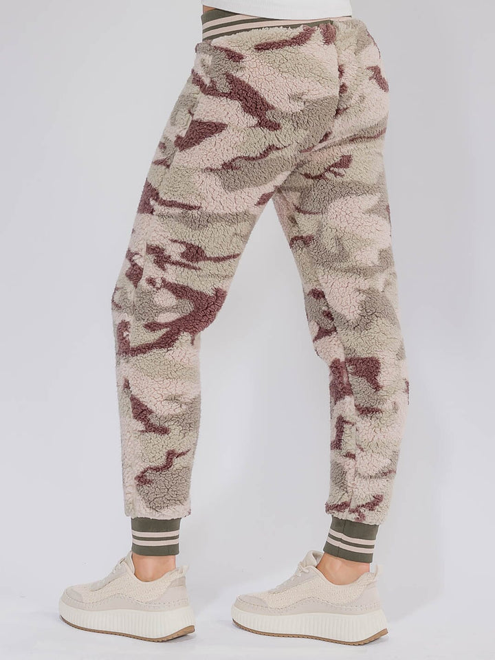WOMEN'S ELASTIC WAIST SHERPA CAMO PRINT JOGGER PANTS