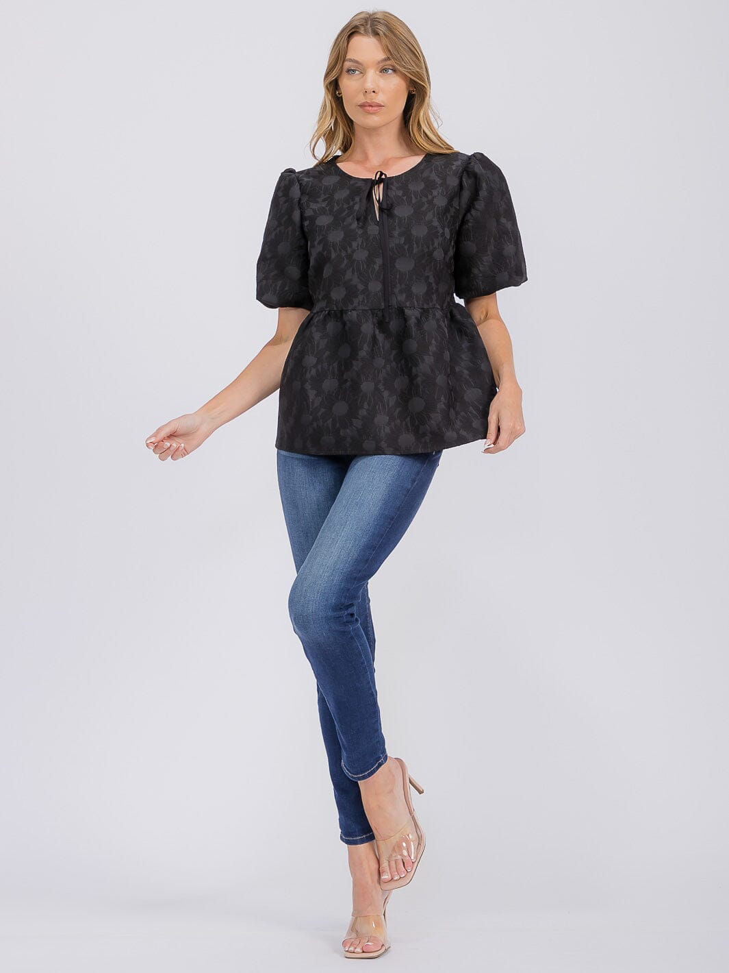 WOMEN'S SHORT PUFF SLEEVE V-NECK FLORAL DETAILED BLOUSE
