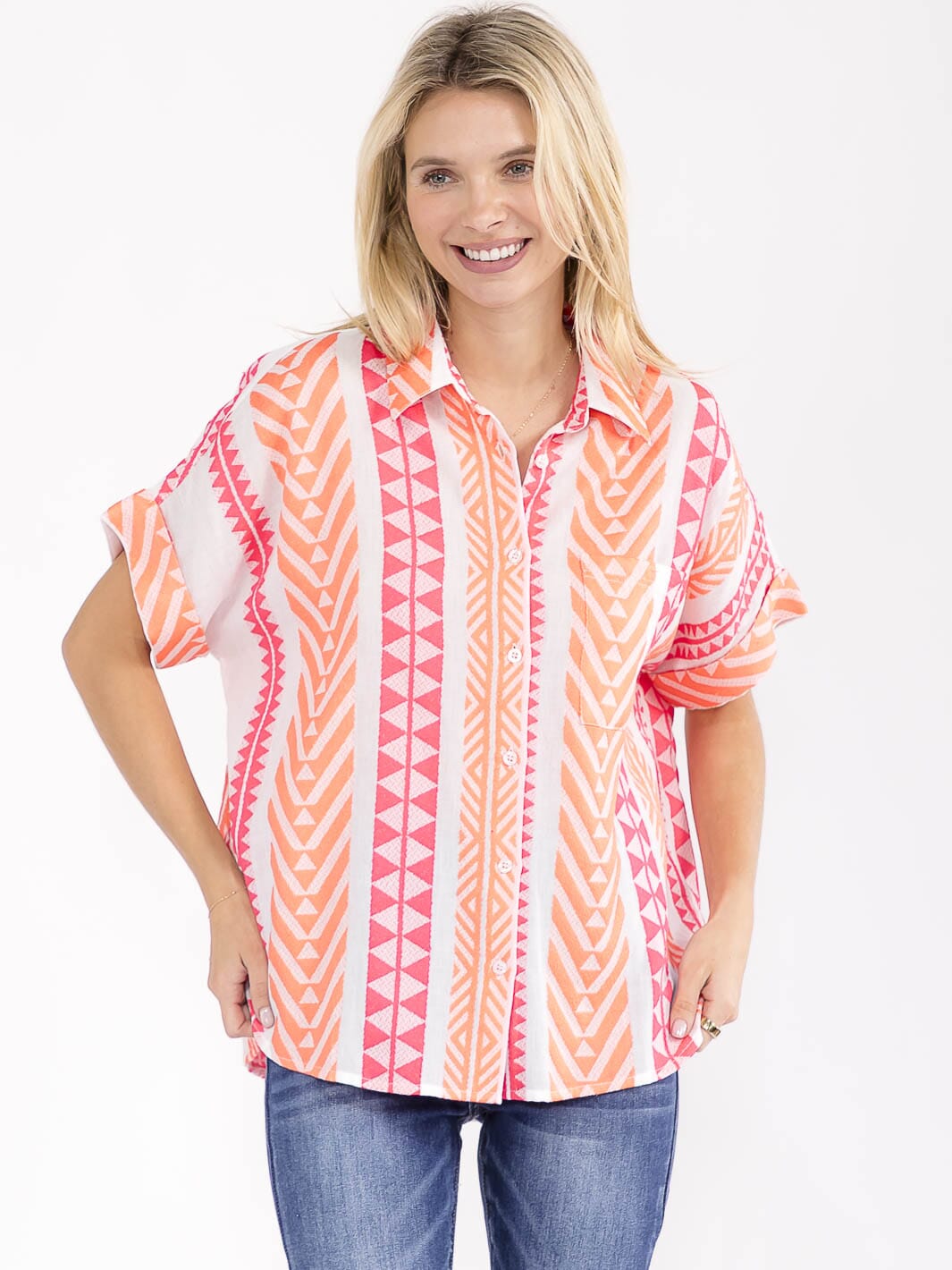WOMEN'S SHORT SLEEVE FRONT POCKET BUTTON UP HIGH-LOW PRINT BLOUSE